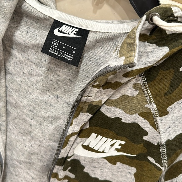 NWOT NIKE LIGHTWEIGHT HOODED SWEATSHIRT TYPE JACKET SIZE SMALL CAMO - Picture 2 of 5